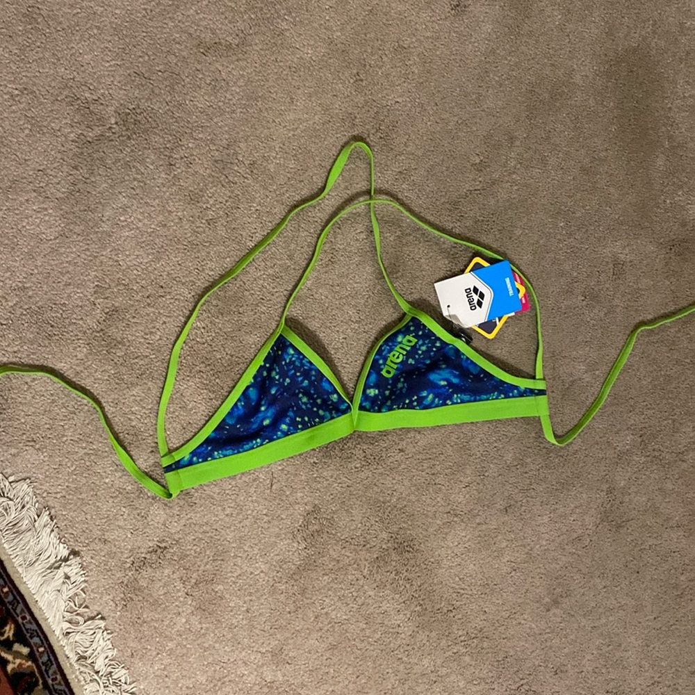 Arena triangle top new with tags: 28